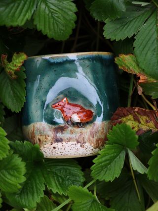 🦊 Líška našla svoj domov — priamo na hrnčeku z rúk, ktoré formovali hlinu s láskou. ✨ Každý dúšok z neho nesie vôňu...