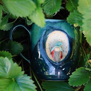 Príbeh škriatka 🧙‍♂️ Keď zaspíš s teplým čajom v rukách, možno sa ti zjaví v sne — s bradou ako mach a klobúkom, v ktorom...