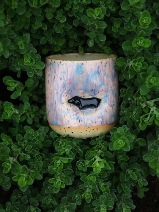 Uprostred zeleného kráľovstva byliniek sa ukryl malý príbeh. Šálka, ktorá nesie farby pokojného západu slnka – nežné...