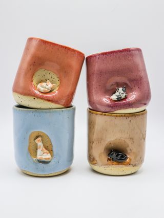 Štyri malé príbehy ukryté v šálkach. Každá farba, každá glazúra, každý spiaci chlpáč má svoju vlastnú náladu. Stačí si...