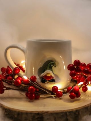 Hovorí sa, že v zasneženom lese žije maličký škriatok, ktorý v zime stráži teplo. Každý rok si vyberie pár hrnčekov, do...